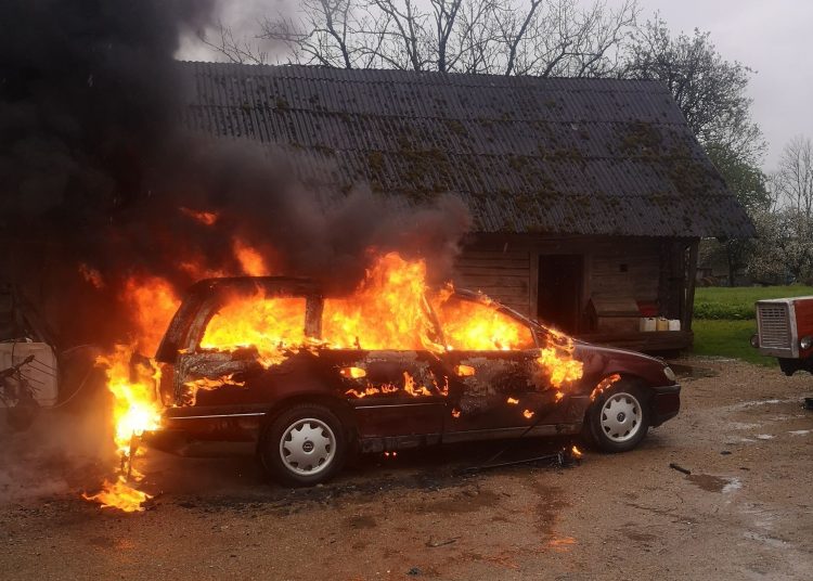 Ugniagesiai į gaisro vietą atvyko su sugedusia įranga