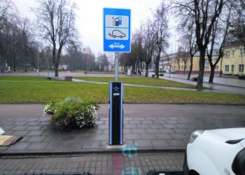 Biržuose pastatyta elektromobilių įkrovimo aikštelė