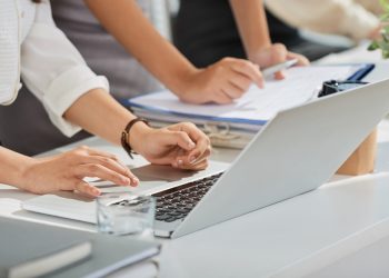 Posėdžio puošmena – pirmininkės šypsena