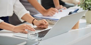 Posėdžio puošmena – pirmininkės šypsena