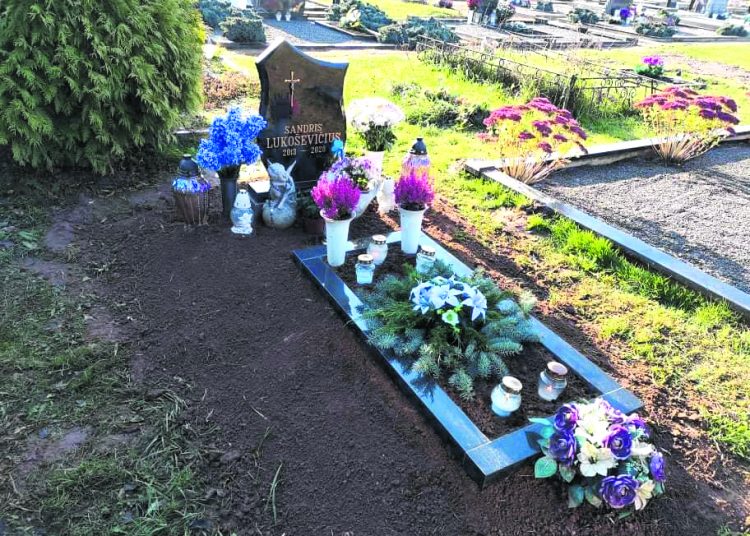 Pastatė paminklą mirusiam vaikų globos namų auklėtiniui