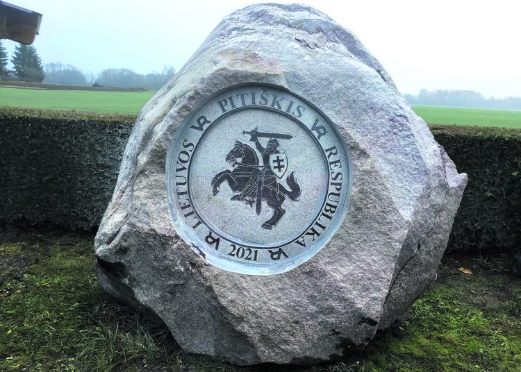 Pastatė paminklą buvusiam kaimui