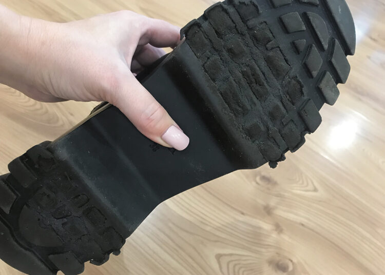 Druskos mišinys išėdė batus