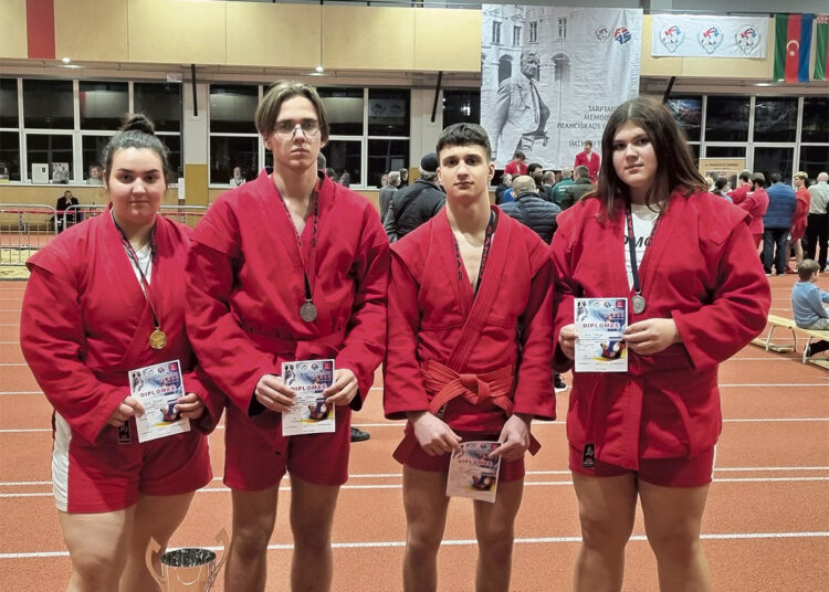 Sambo turnyre – sportininkų medaliai ir trenerio pagerbimas