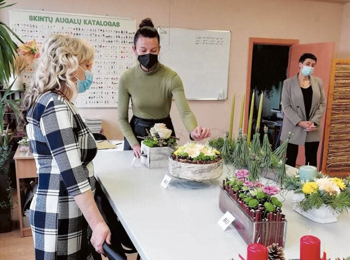 Mokyklą baigė pirmieji mokiniai