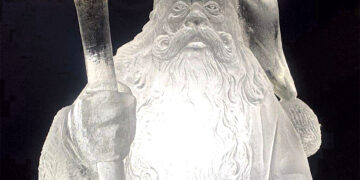 Kirkilų kalėdiniame miestelyje – ledo skulptūros