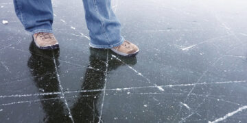 Drąsuoliai jau vaikšto ledu