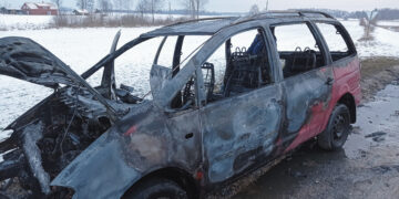 Iš sudegusio automobilio liko tik ratas