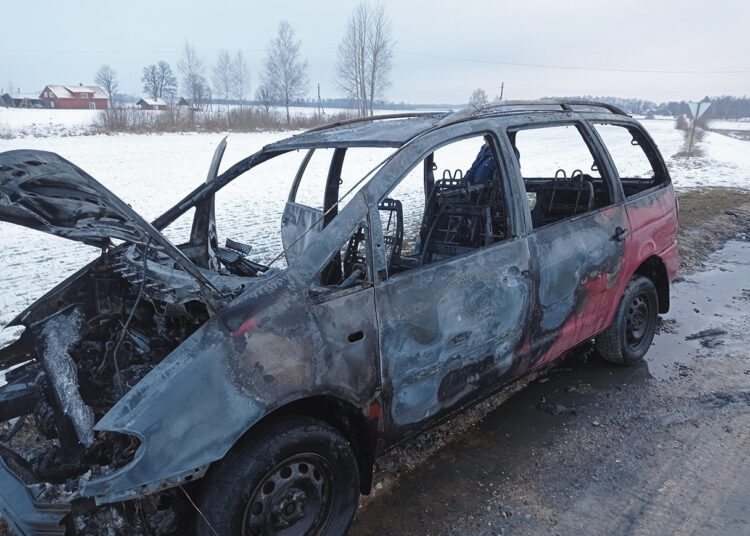 Iš sudegusio automobilio liko tik ratas