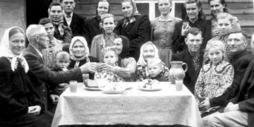 Jungiamasis senų nuotraukų bruožas – ąsotis