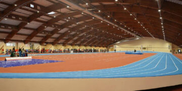 Lengvaatlečiai išmėgino atnaujintą maniežą