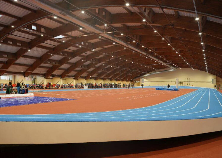 Lengvaatlečiai išmėgino atnaujintą maniežą