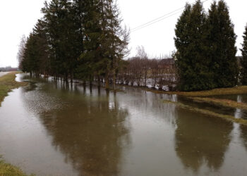 Vanduo užtvindė kelius ir sodybas