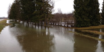 Vanduo užtvindė kelius ir sodybas