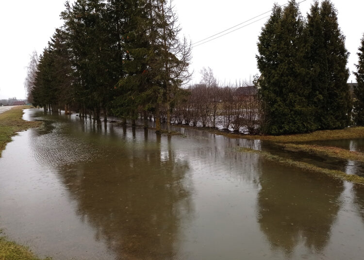 Vanduo užtvindė kelius ir sodybas