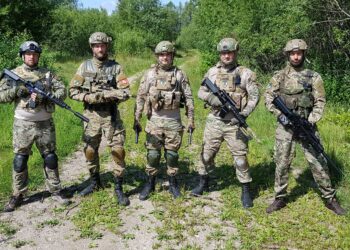 Vyrai žaidžia karą