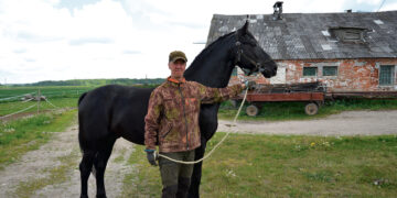 Žemę dirbs arklių kinkiniais