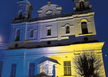 Bažnyčia ir pilis nušvito Ukrainos vėliavos spalvomis