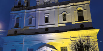 Bažnyčia ir pilis nušvito Ukrainos vėliavos spalvomis