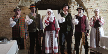 „Senjorų arbatėlės“ klubo gimtadienis – dvejetų ir dainų apsupty