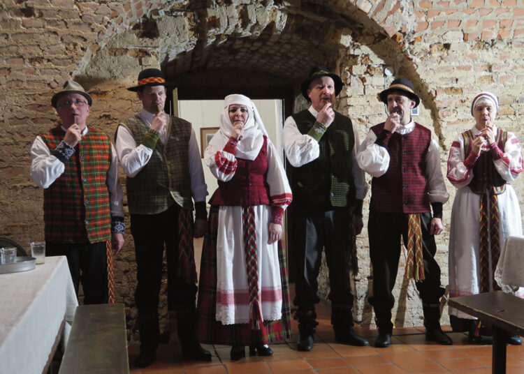 „Senjorų arbatėlės“ klubo gimtadienis – dvejetų ir dainų apsupty