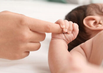 Gimimų beveik keturiskart mažiau nei mirčių