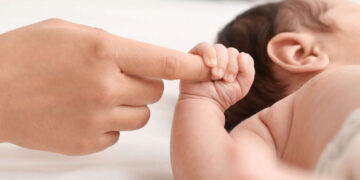 Gimimų beveik keturiskart mažiau nei mirčių