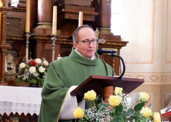 Maldos ir gėlės kunigui