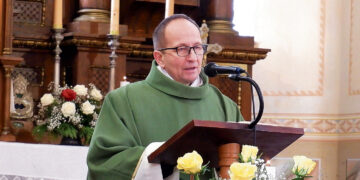 Maldos ir gėlės kunigui