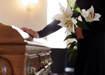 Pandemija keičia laidotuvių tradicijas: skatina susvetimėjimą