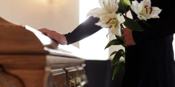 Pandemija keičia laidotuvių tradicijas: skatina susvetimėjimą