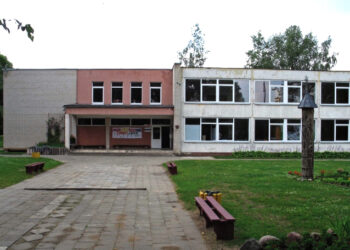 Po nelaimės pritvirtino mokykloje stovinčias spintas