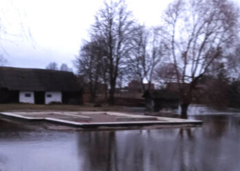 Ar saugu gyventi nuolat apsemtam upės vandens?