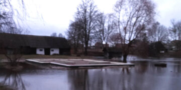 Ar saugu gyventi nuolat apsemtam upės vandens?