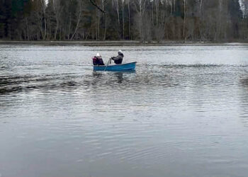 Atkirsti nuo pasaulio potvyniu gėrisi: po pievas plaukioja valtele