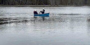 Atkirsti nuo pasaulio potvyniu gėrisi: po pievas plaukioja valtele