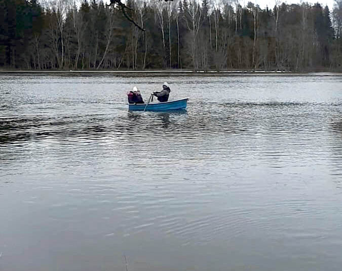 Atkirsti nuo pasaulio potvyniu gėrisi: po pievas plaukioja valtele