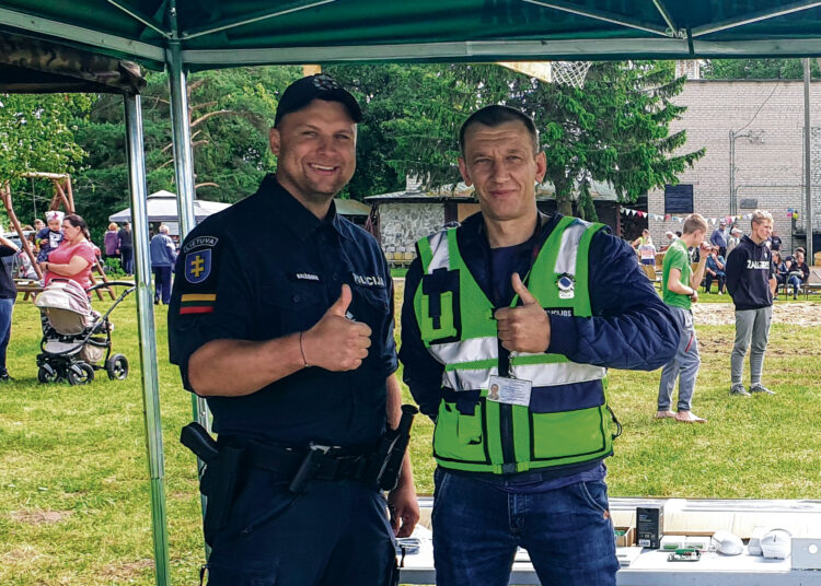 Jaustis reikalingiems visuomenei