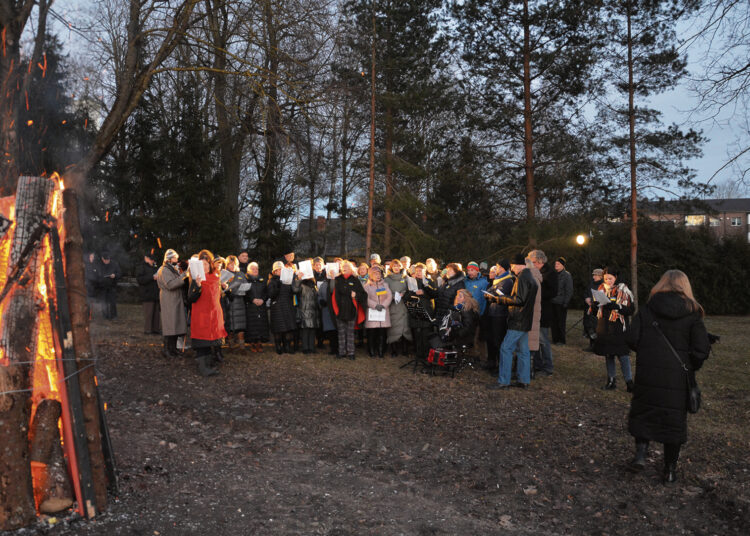 Prie laužo skambėjo dainos Ukrainai palaikyti