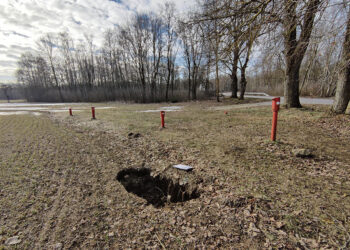 Atsivėrė smegduobės