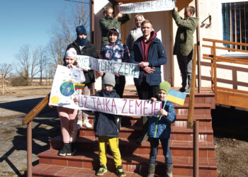 Žemės dieną pradėjo švarinti savo apylinkes