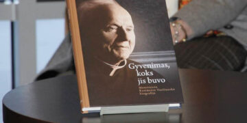 Pristatė knygą ir naują skulptūros autorių