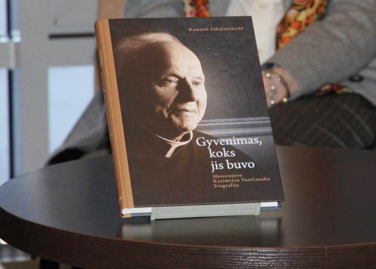 Pristatė knygą ir naują skulptūros autorių