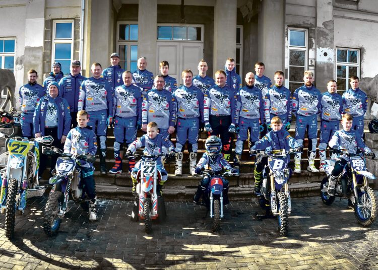 Motokrosininkai sezoną pradėjo fotosesija