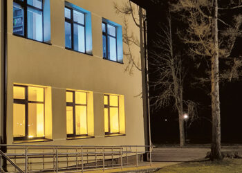 Ukrainos vėliavos spalvomis šviečia Pačeriaukštės seniūnijos langai