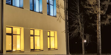 Ukrainos vėliavos spalvomis šviečia Pačeriaukštės seniūnijos langai