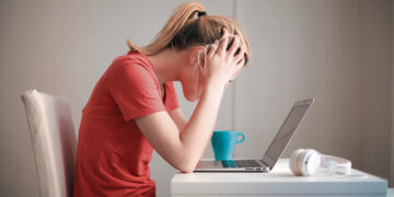 Sunkios emocijos įtemptu laikotarpiu: kodėl negalima jų ignoruoti?