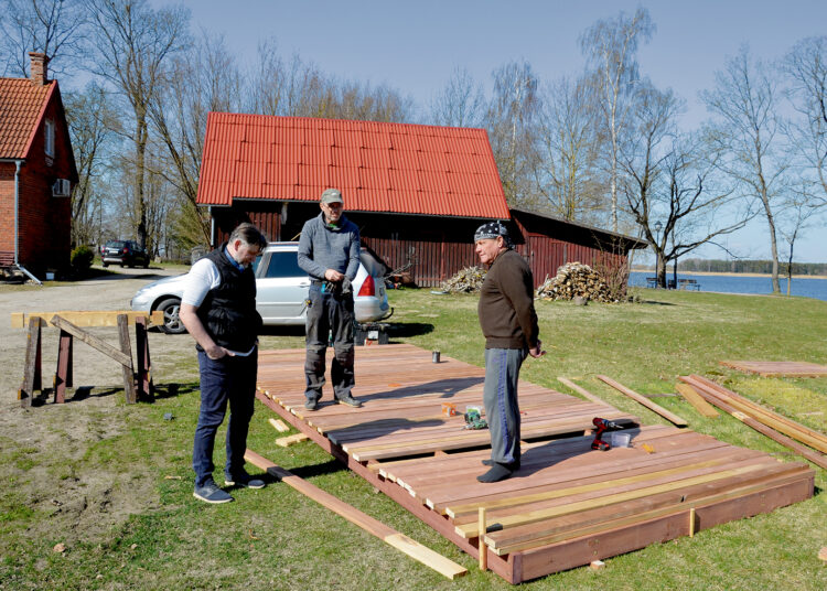 Buriuotojai ruošiasi sezonui: vyksta prieplaukos įrengimo darbai