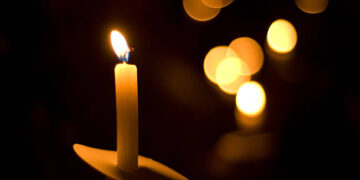 Rastas negyvas upelyje