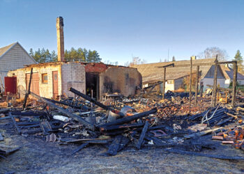 Degė ūkiniai pastatai ir gyvenamasis namas